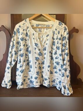 Abercrombie & Fitch Blue Floral Print Delicate Lace Trimmed Top: Size Medium